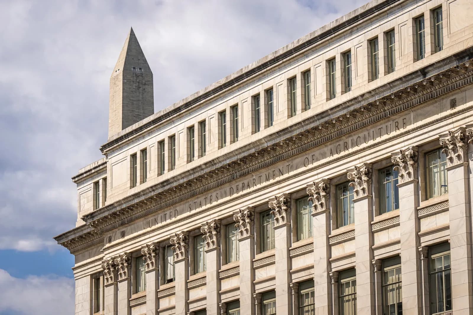 Trump Pressures Fed's Warsh Ahead of Rate Decision