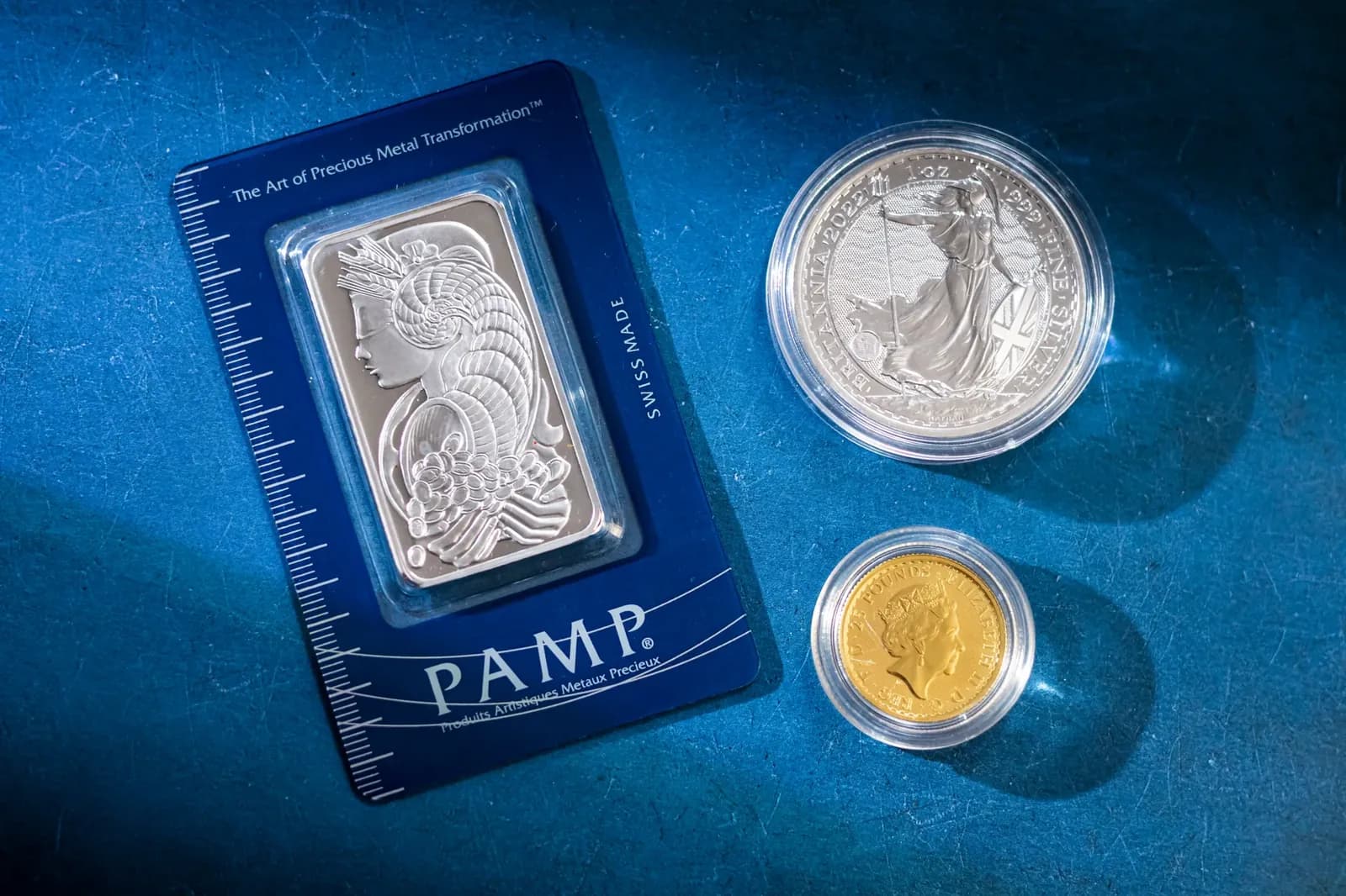 Gold, Silver Set to Fall as Fed Rate Hike Bets Rise